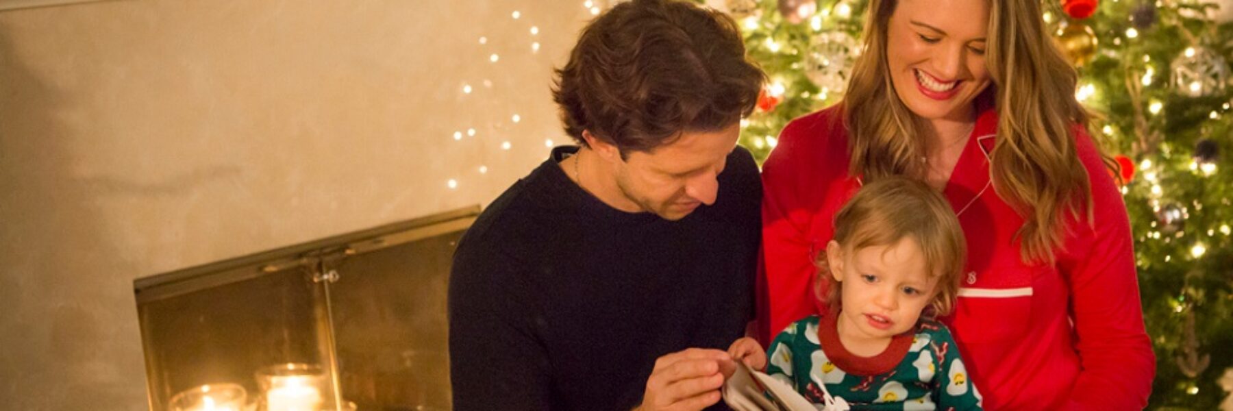 Cozy Holiday Story Time in Pajamas with Hot Coco | Bay Area Family Portrait Photographer | Mill Valley, CA